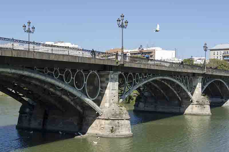 Sevilla 195 - puente de Triana.jpg